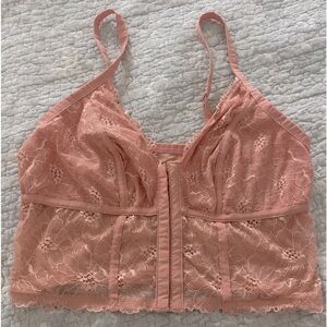 Coral 🪸 cropped lace v-neck tank.